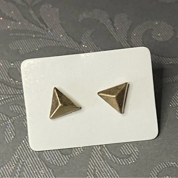 Vintage Woman’s Gold Tone Minimalist Spike Pyramid Stud Earrings - Picture 8 of 8